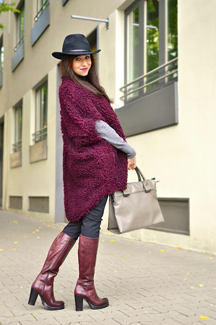 OŠIAĽ V TEXTILNOM RAJI_Katharine-fashion is beautiful_Bordová vesta_Bordové čižmy_Klobúk_Katarína Jakubčová_Fashion blogger OŠIAĽ V TEXTILNOM RAJI_Katharine-fashion is beautiful_Bordová vesta_Bordové čižmy_Klobúk_Katarína Jakubčová_Fashion blogger