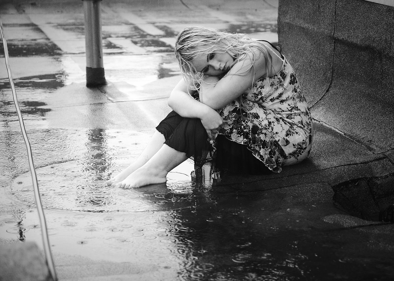 Бывшая пришла в слезах. Девушка под дождем. Грустная девушка под дождем. Девушка сидит под дождем. Плачущая девушка под дождем.