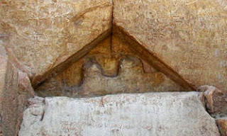 Волнистая гребенка над входом в пирамиду Хеопса, механизм выключателя обратной связи генератора
