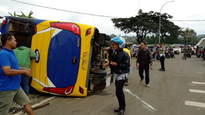 Selarong, puncak, bogor, bus terguling