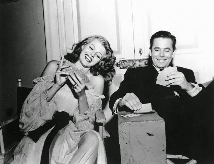 Rita Hayworth y Glenn Ford jugando a las cartas en un descanso de "Gilda" (1946).