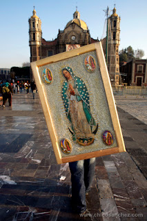 Millones de personas peregrinan hasta la capital mexicana, al cerro del Tepeyac, donde llevan imágenes religiosas para bendecirlas y ofrecen sus bailes tradicionales a la vírgen.