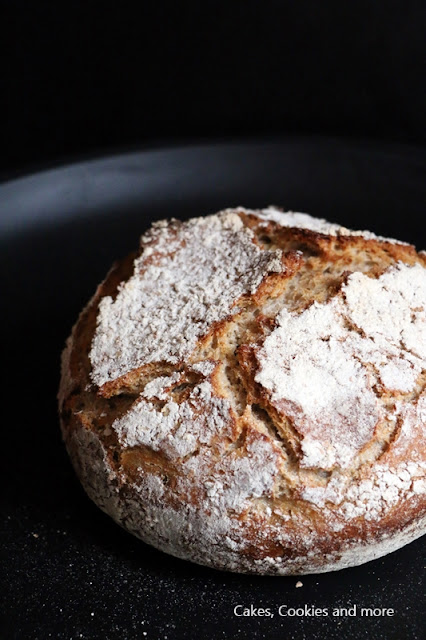 Topfbrot mit Roggenmehl und Sauerteig