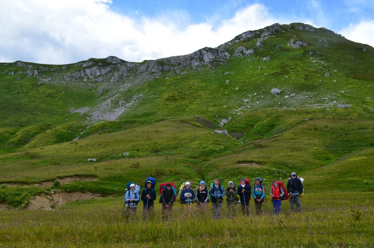 горы альпы в облаках. гора везер. пшехо су восхождение. точная погода в горах.