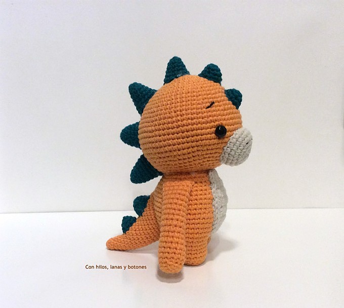 Con hilos, lanas y botones: Dinosaurio amigurumi