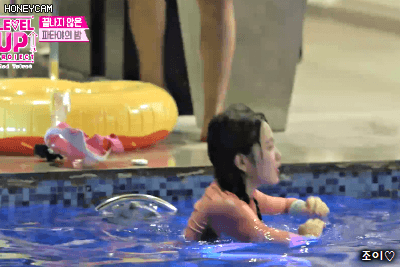 3년 배운 수영실력을 뽐내는 레드벨벳 예리 ㅋㅋㅋㅋㅋㅋ.jpgif | 인스티즈