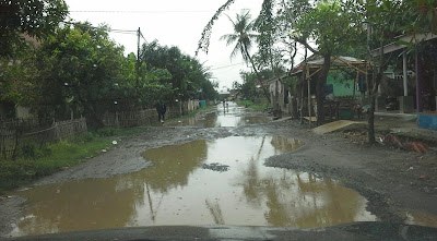Jalan desa muara tergenang