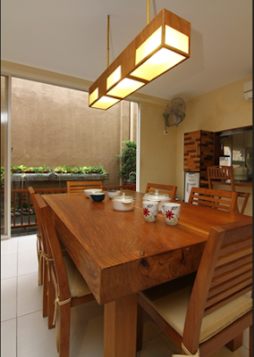 ruang makan romantis dengan konsep serba kayu