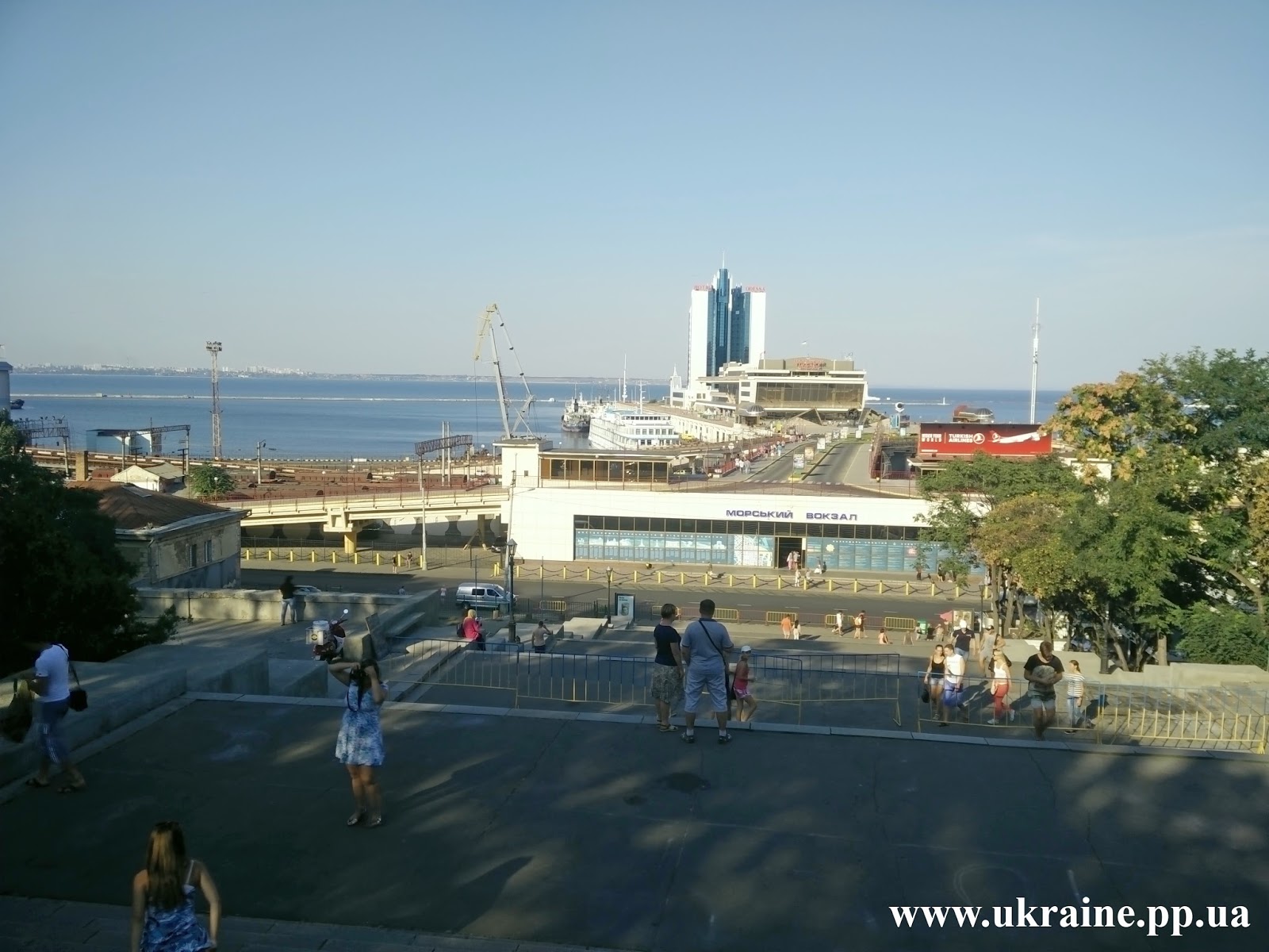 Вид на морской порт с Потемкинской лестницы Вид на морской порт с Потемкинской лестницы
