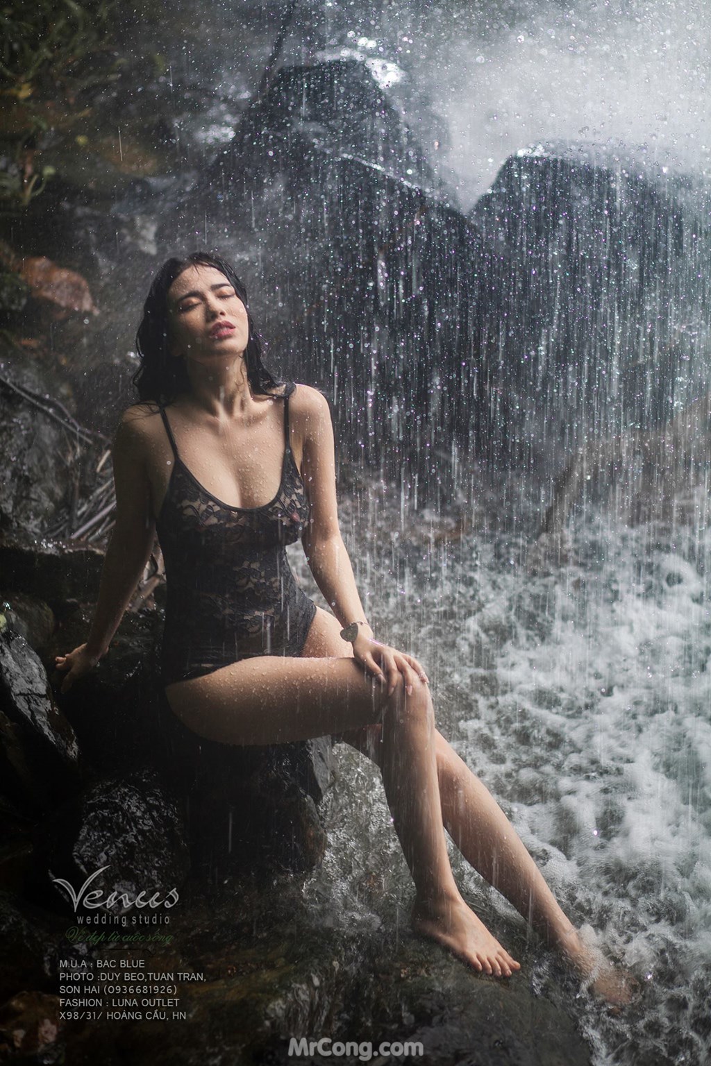 Linh Miu boldly let go of her chest in a set of photos taken under a waterfall photo 2-9