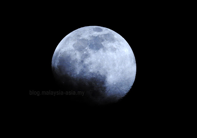 Photo of the moon in blue