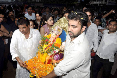 Shilpa Shetty, Raj Kundra and Shamita at Ganpati visarjan