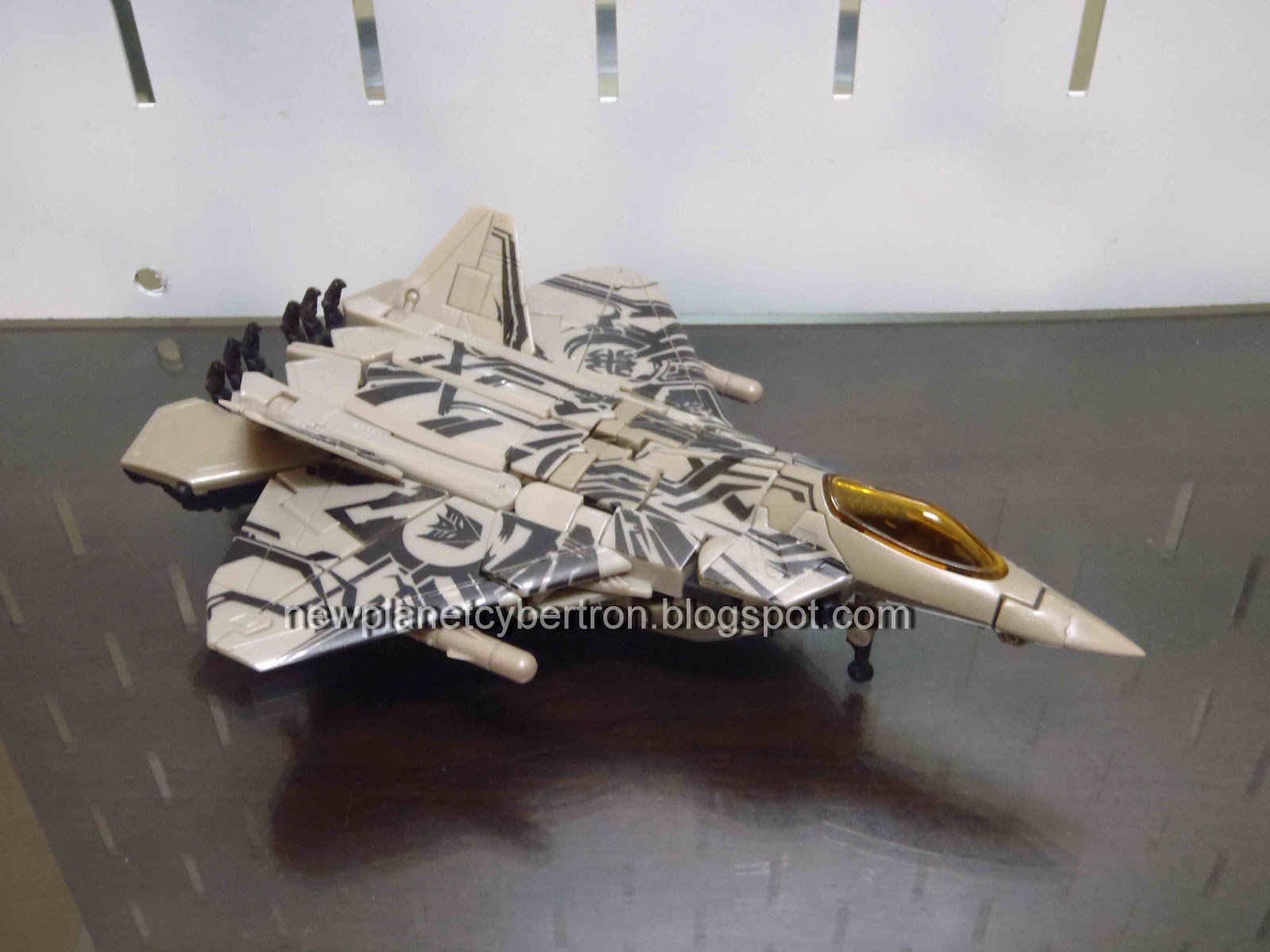 New Planet Cybertron: Transformers Review – Starscream (Rotf Voyager)