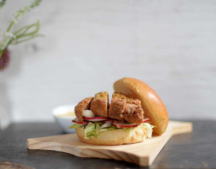 Lemon & Vanilla Chicken katsu curry burger / Hamburger de frango com