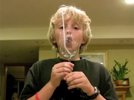 Video : X-MENのバンシー ? ! 、声でグラスを割る少年 ! !