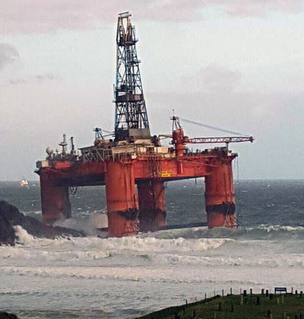 Scozia la tempesta spazza via la piattaforma petrolifera che arriva in spiaggia No all'Italia Scozia la tempesta spazza via la piattaforma petrolifera che arriva in spiaggia No all'Italia