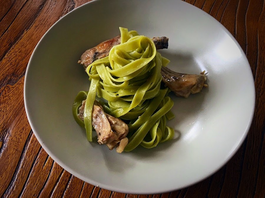 Tagliatelle de espinacas con conejo al ajillo