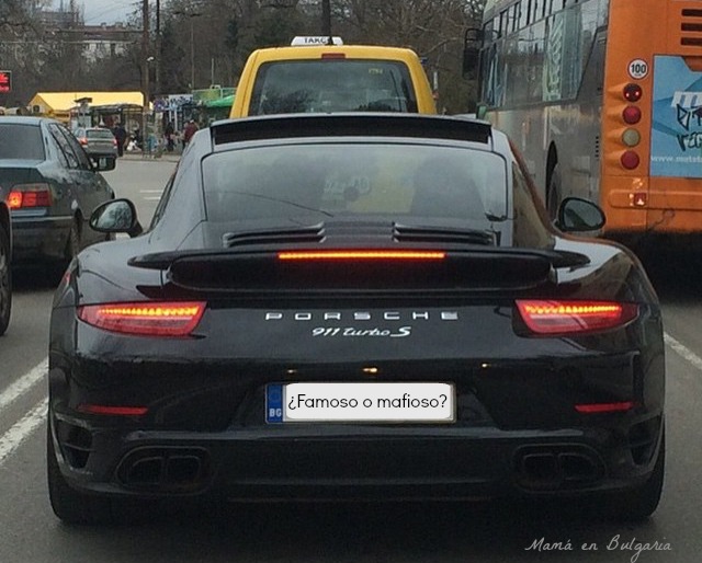 Porsche 911 Turbo S coche de lujo negro Sofía Bulgaria mafia corrupción