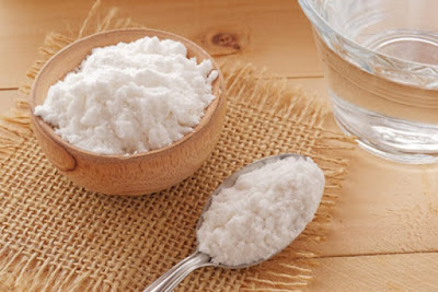 O bicarbonato de sódio é um produto químico muito versátil e encontrado em muitos lares. Dependendo da necessidade , pode ser de uso culinário, dermatológico, medicinal ou de limpeza doméstica. E facilmente encontrado em mercados e farmácias.