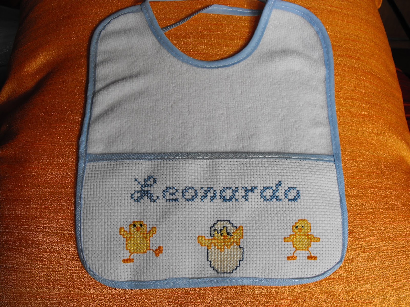 Prendinhas em ponto cruz: Babete do Leonardo