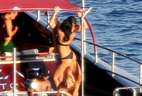 Ronaldo 'khoa moi' va mua cot ben nguoi dep 'nguc khung' - Anh 5