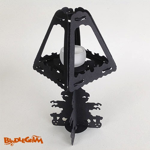 A Halloween table lamp lantern (Spooklight by Bindlegrim of Bindlegoods) is created by combining a lamp shade and a candle holder 