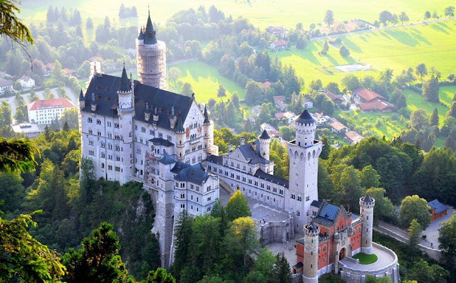 Neuschwanstein Castle in German