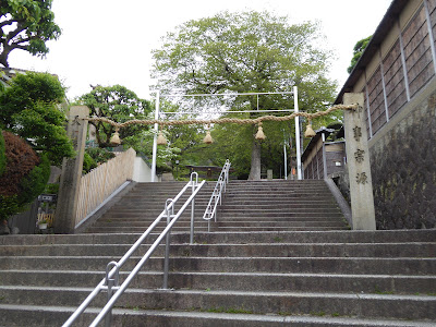 近鉄奈良線 枚岡駅を出てすぐのところ　枚岡神社へと続く階段