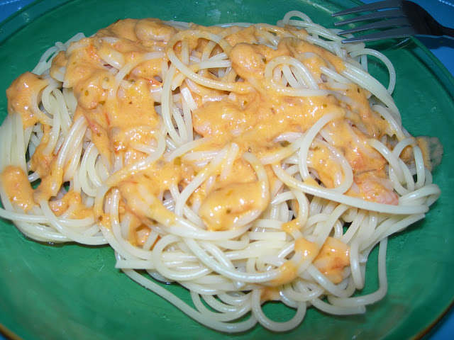 Spaghetti con salsa de tomate y gambas