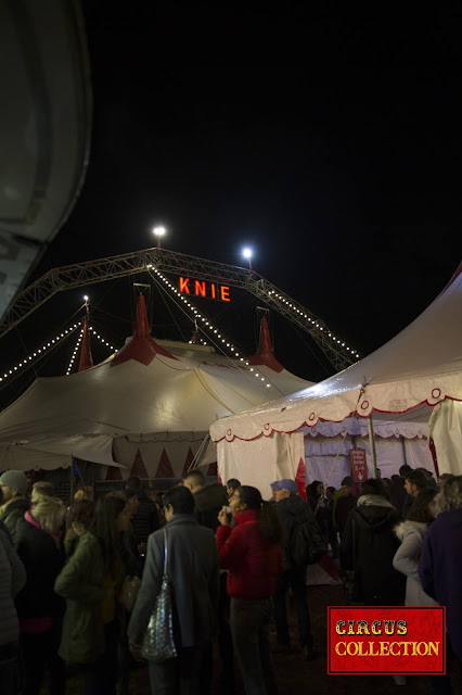 les portails sont ouvert et les visiteurs du cirque peuvent aller s'installer dans le chapiteau