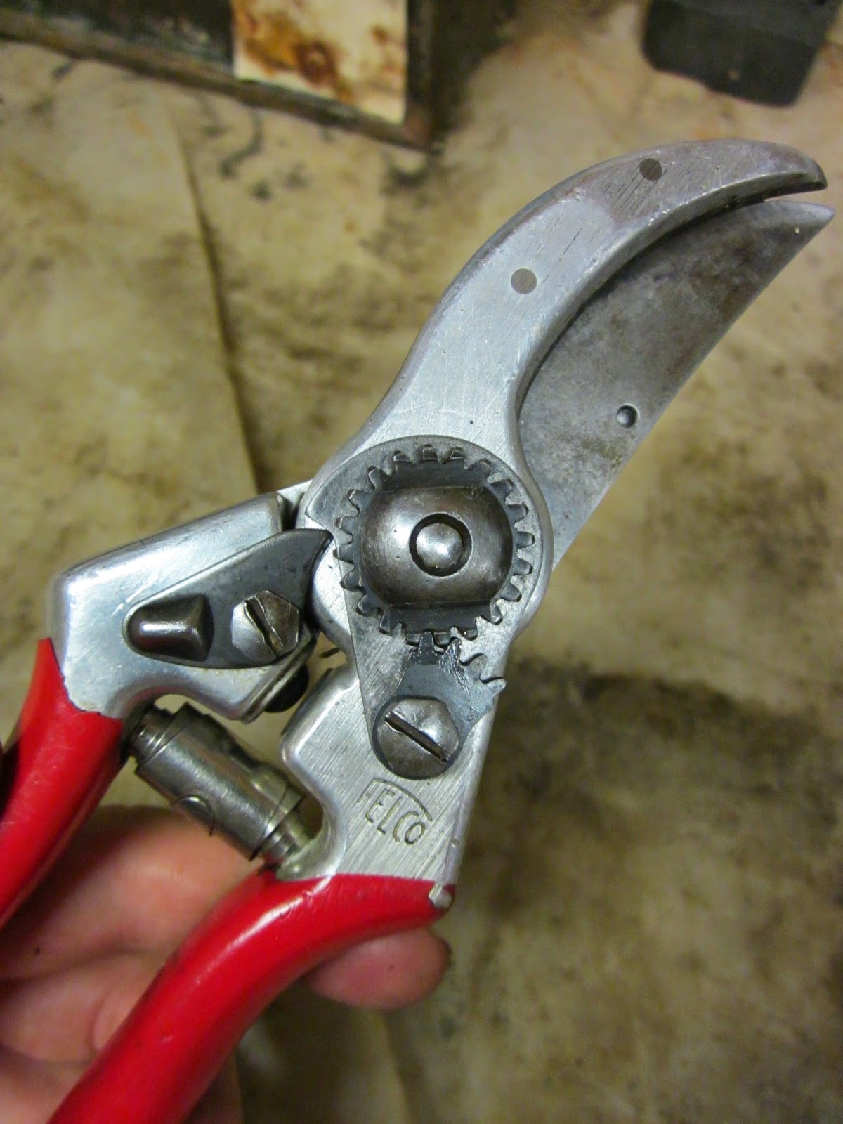The Thrifty Gardener Hand Pruner Maintenance 101