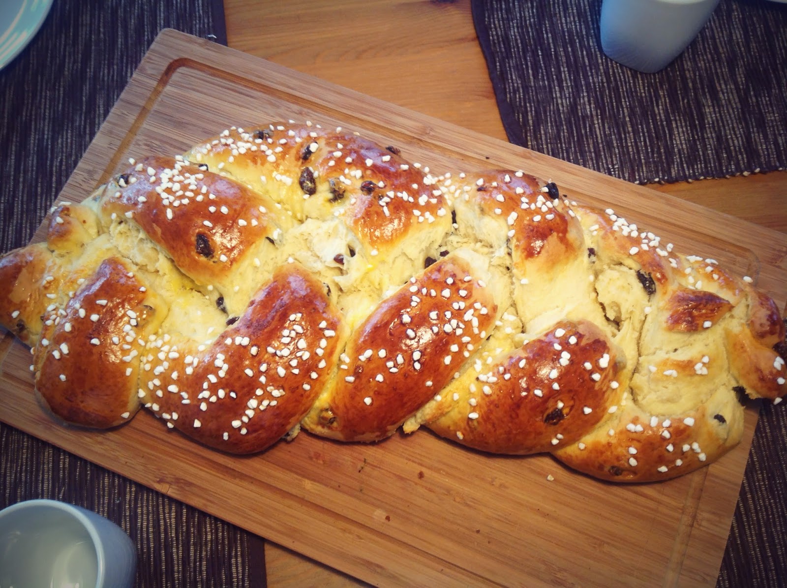 Meine bunte Seite: Ein Klassiker...Hefezopf mit Marzipan und Rosinen