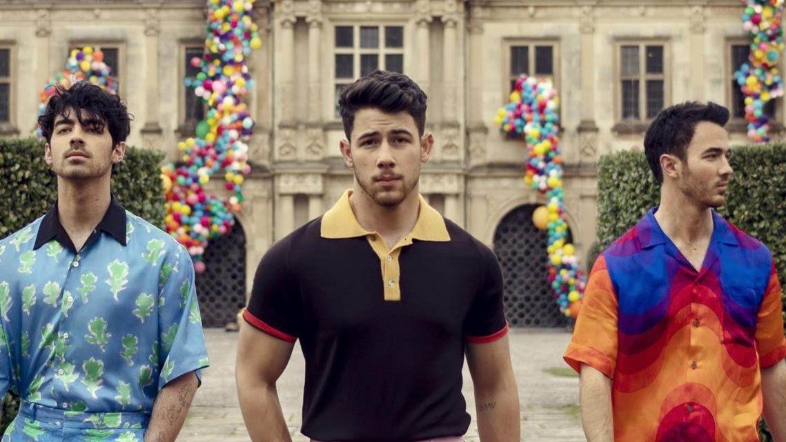 O single de retorno da boyband já chega com clipe, que estreou na madrugada dessa sexta-feira (1).