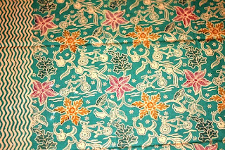 Sejarah Batik di Indonesia Sejarah Batik di Indonesia Berkaitan erat dengan perkembangan kerajaan Majapahit dan penyebaran ajaran Islam di Tanah Jawa. Dalam beberapa catatan, pengembangan batik banyak dilakukan pada masa-masa kerajaan Mataram, kemudian pada masa kerajaan Solo dan Yogyakarta. Kesenian batik di Indonesia telah dikenal sejak zaman kerajaan Majapahit dan terus berkembang hingga kerajaan dan raja-raja berikutnya. Kesenian batik secara umum meluas di Indonesia dan secara khusus di pulau Jawa setelah akhir abad ke-XVIII atau awal abad ke-XIX. Teknik batik sendiri telah diketahui lebih sedekad (millennium), kemungkinan berasal dari Mesir kuno atau Sumeria. Teknik batik meluas di beberapa negara di Afrika Barat seperti Nigeria