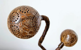 مذهل: فنانة ليتوانية تحول جوز الهند إلى لوحات ضوئية مدهشة!