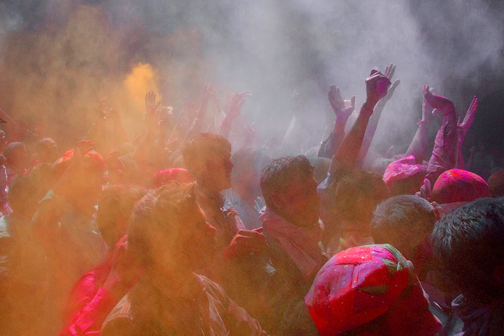 Holi Banke Bihari Temple Vrindavan 2015 colors gulal red yellow green men 