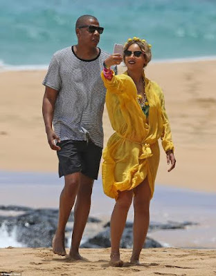 6 Beyonce & JayZ show rare PDA on a beach in Hawaii (photos)