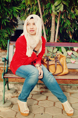 dr muda cantik pamer hijab dan jilba super manis foto model Jilbab OOTD dengan Headscarf and Red Blouse