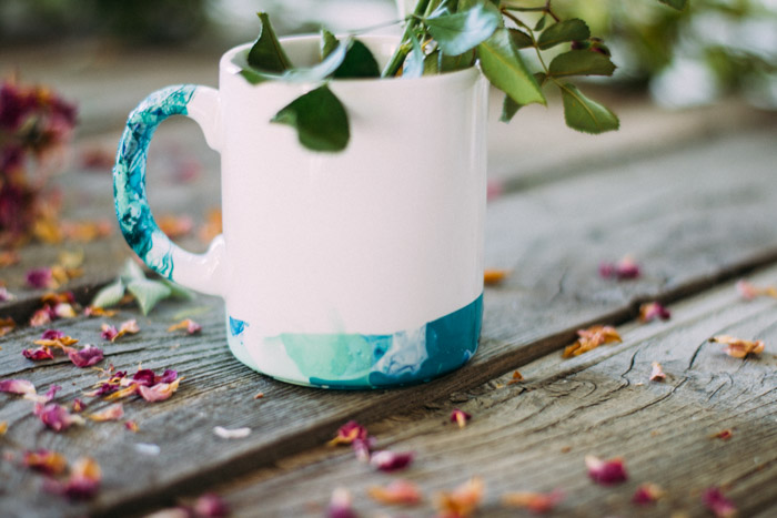Decora una taza con esmalte de uñas