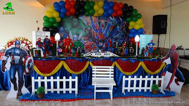 Decoração de mesa de aniversário Super Heróis tradicional forrada com toalhas de tecido