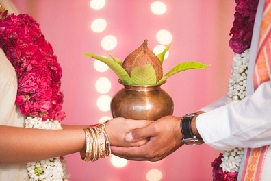Image result for तो इस लिए नहीं फोड़ती है महिलाएं नारियल
