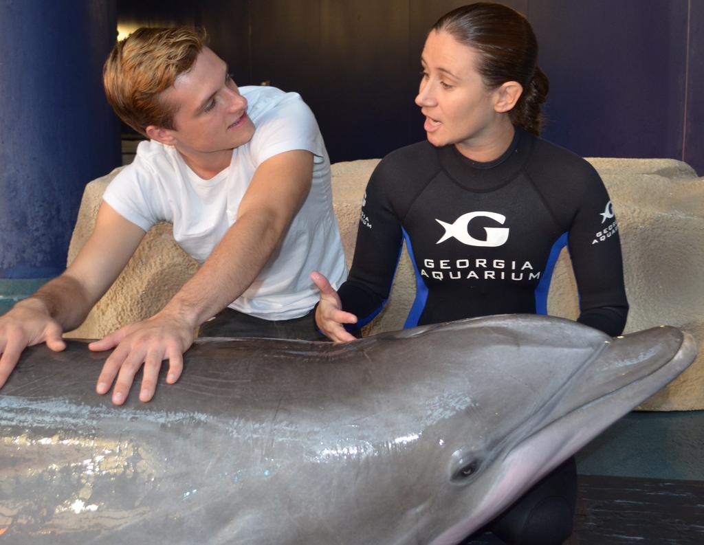 Josh Hutcherson visitó Aquarium! Real or not real News