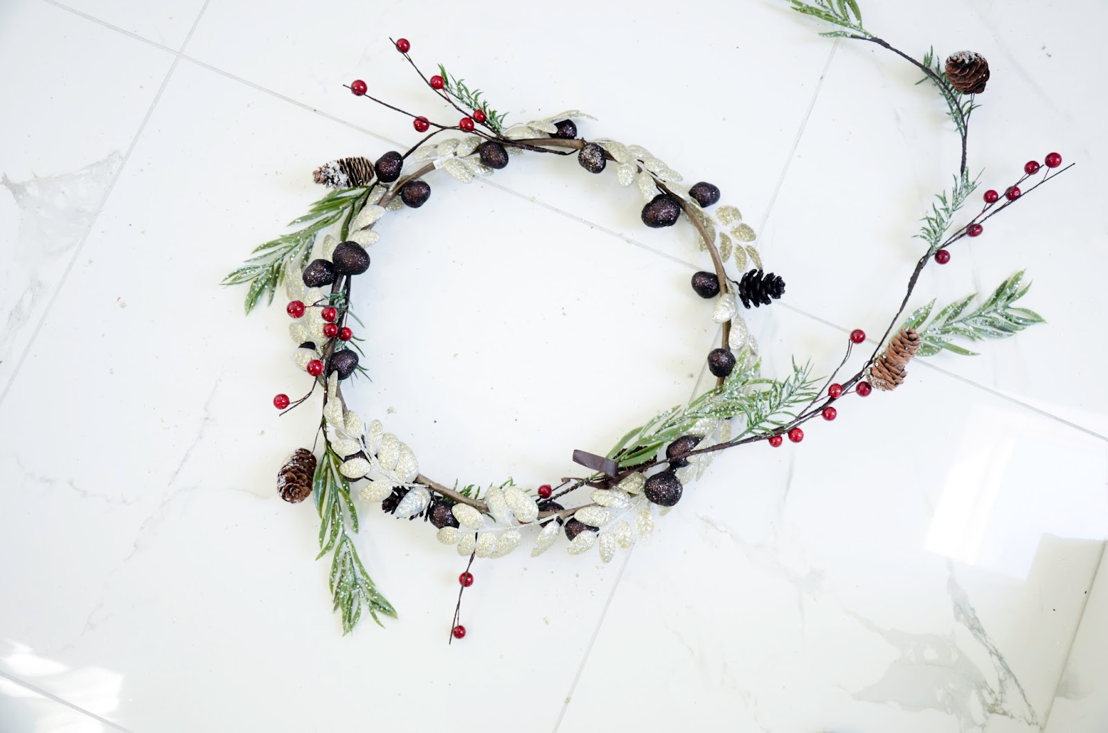 Easy DIY rustic wreath and christmas decoration - navkbrar.blogspot.com