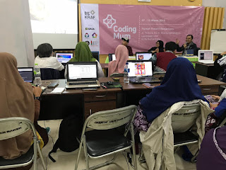 Peserta serius menghadiri diskusi mentor Peserta serius belajar coding ibu