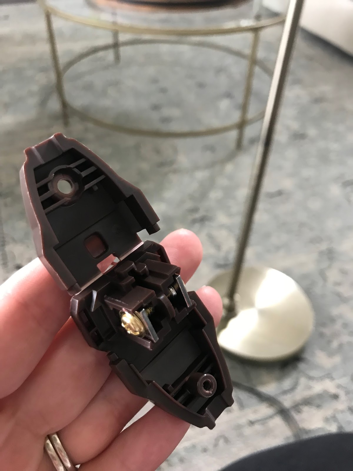How to replace a broken lamp plug