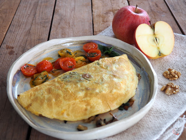 Tortilla rellena de setas de temporada, rebozuelos (rossinyols), trompetas de la muerte y angulas de monte (camagrocs), aderezadas y aromatizadas con manzana, limón y nueces.