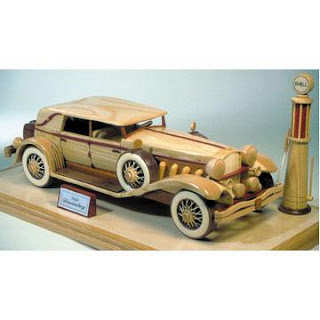 Auto miniatura fabricado en madera reciclada