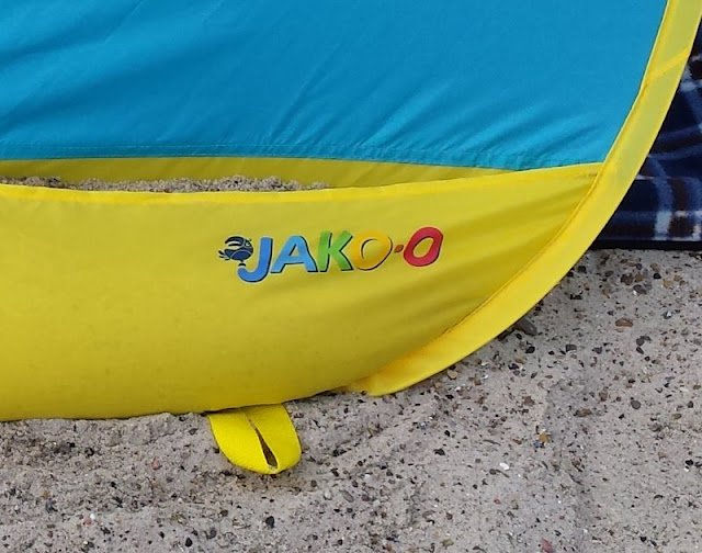 Wir testen zwei Strandmuscheln im Vergleich: Crivit vs. JAKO-O. Kriterien für den Test: Pop-up, Sonnenschutz, Aufbau, Gewicht, Angebot, Packmaß, Hülle, Platz, Familientauglichkeit, Abbau der Strandmuschel. Inklusive Tipps zur Anschaffung bzw. zum Kauf!