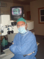 El Dr. Marcos presentando video cirugía.