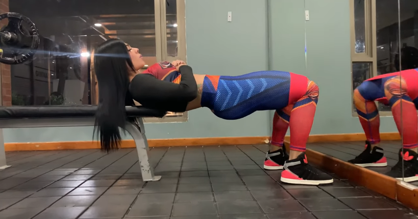 Súper rutina para glúteos con banda elástica con Yineth Medina (VIDEO) - BellezasEntrenando.com